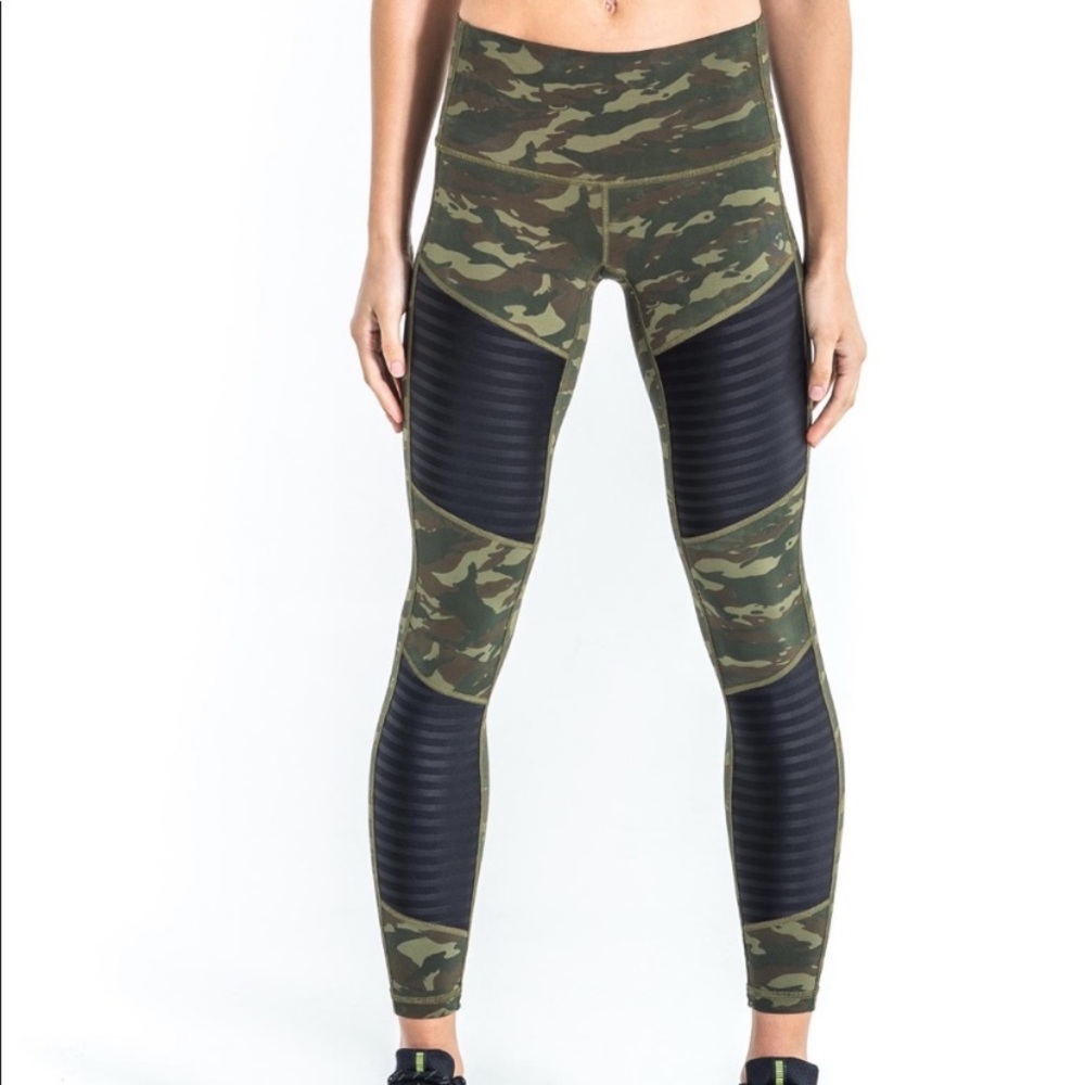 Camo pattern Medium Virus Leggings